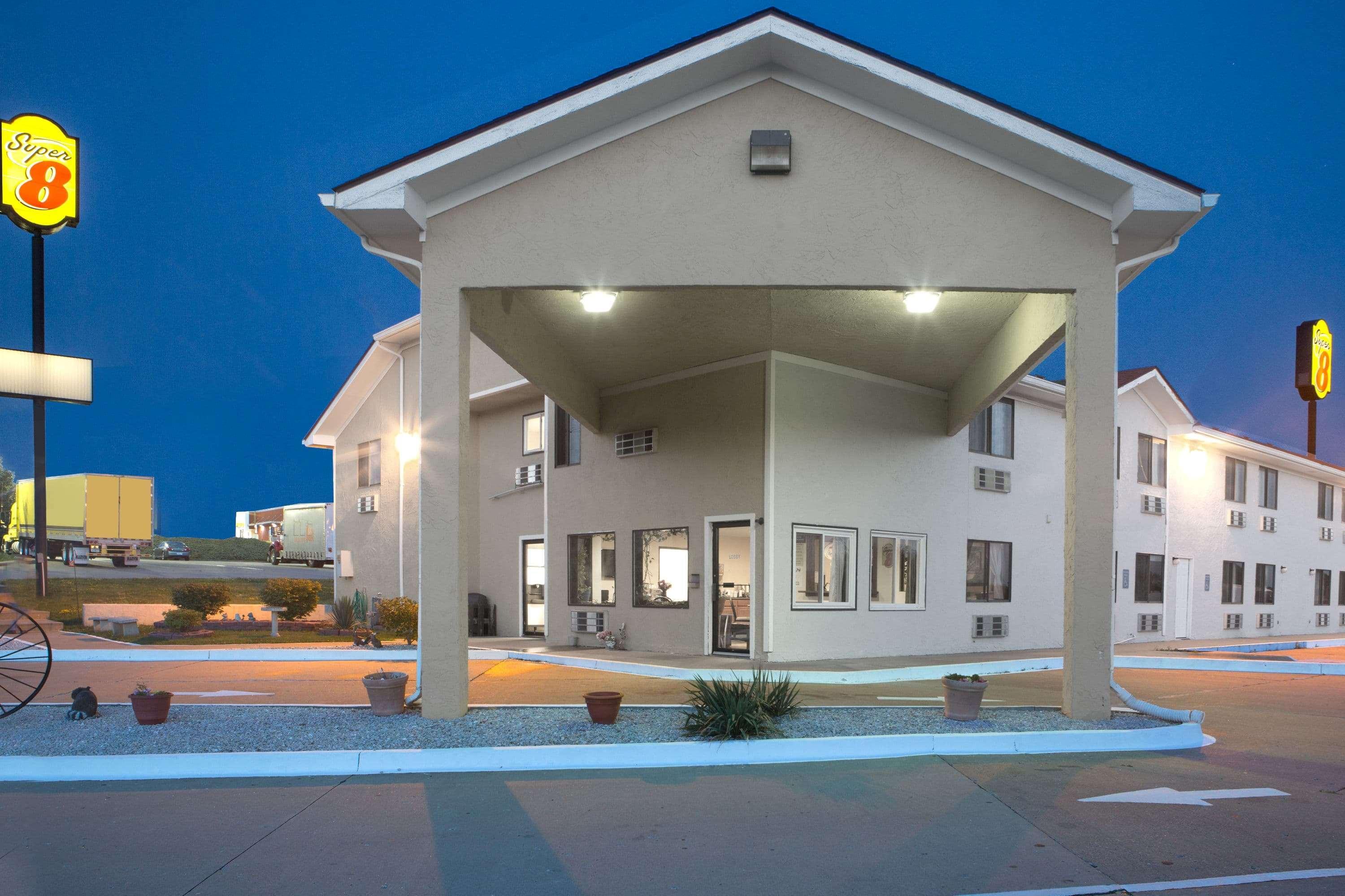 Super 8 By Wyndham בונוויל מראה חיצוני תמונה